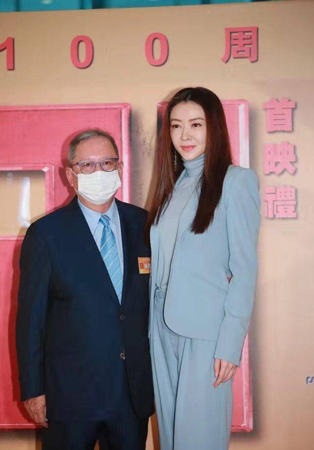 蓝色 熊黛林出席活动，打扮成女霸总气场强，“朝天鼻”却抢镜