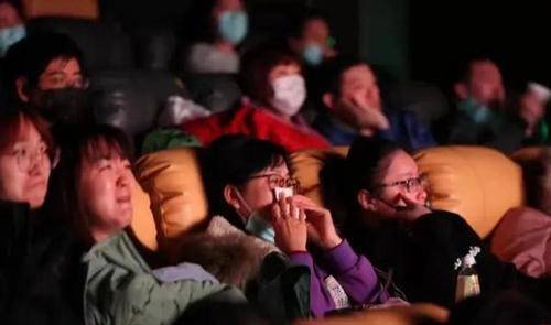 片段|周冬雨饰演的护士去世，《穿过寒冬拥抱你》小护士去世片段感人