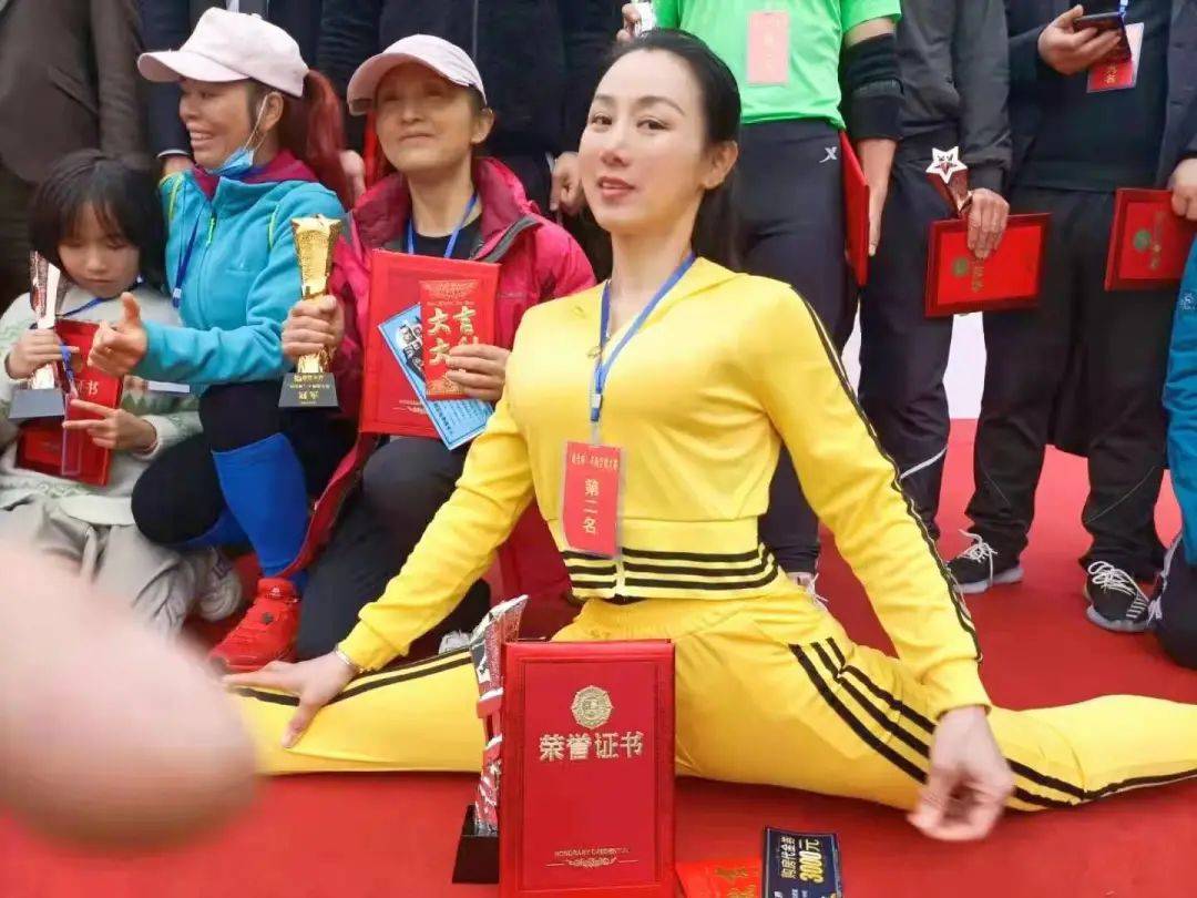 【健身榜样】40岁"冻龄辣妈"似少女,获得女神模特冠军_自律_王宁_训练