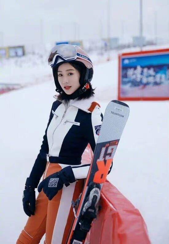 雪场 女明星教你解锁滑雪新造型，杨颖少女感穿搭抢镜，虞书欣甜度满分