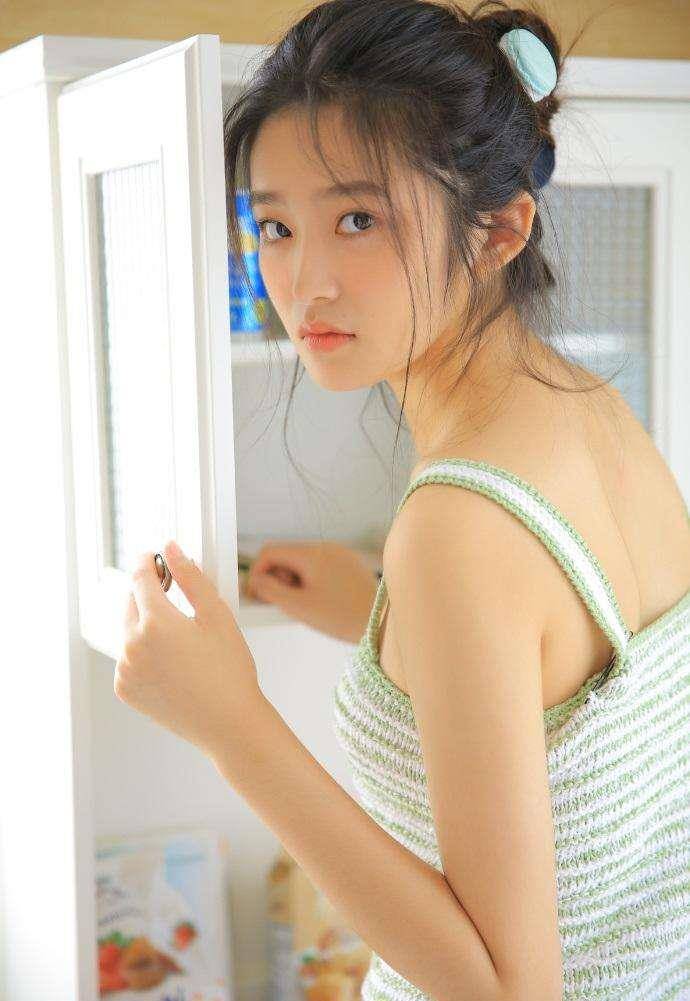 演技|她9岁与刘诗诗演对手戏，如今变长腿大美女、被赞为“小林青霞”