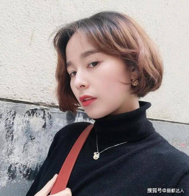 发型四五十岁的女人，发型适合留短不留长，试试这5款，显气质又好看