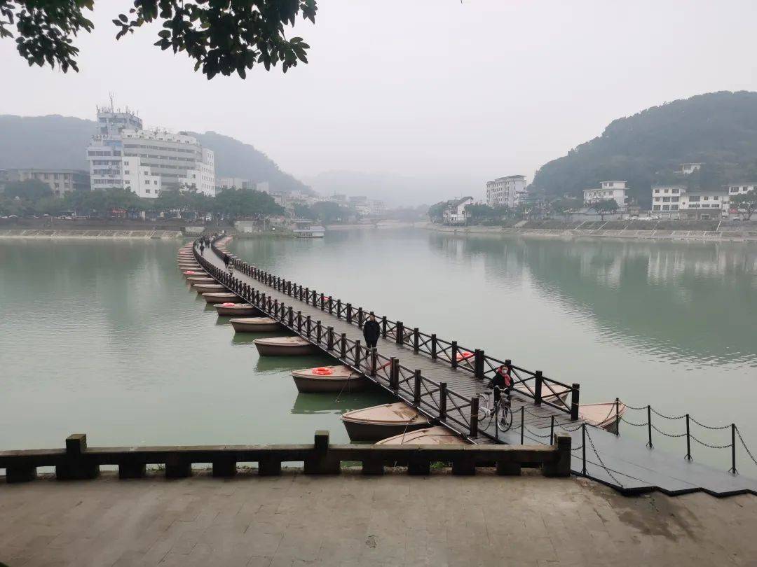 再一次出现在大众的视线中五通桥的网红地标——浮桥"归位"新年伊始