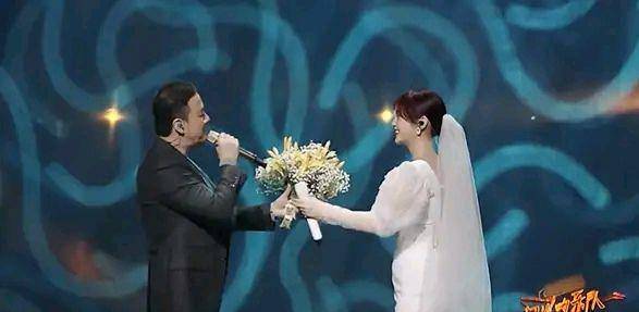  原创 杨丞琳穿婚纱演出，自曝成婚2年聚少离多，与李荣浩还未办婚礼