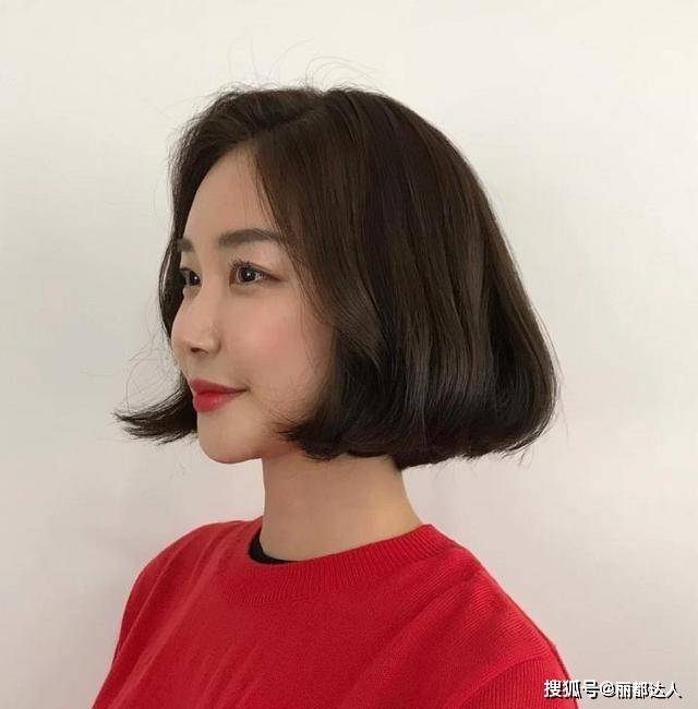 发型四五十岁的女人，发型适合留短不留长，试试这5款，显气质又好看