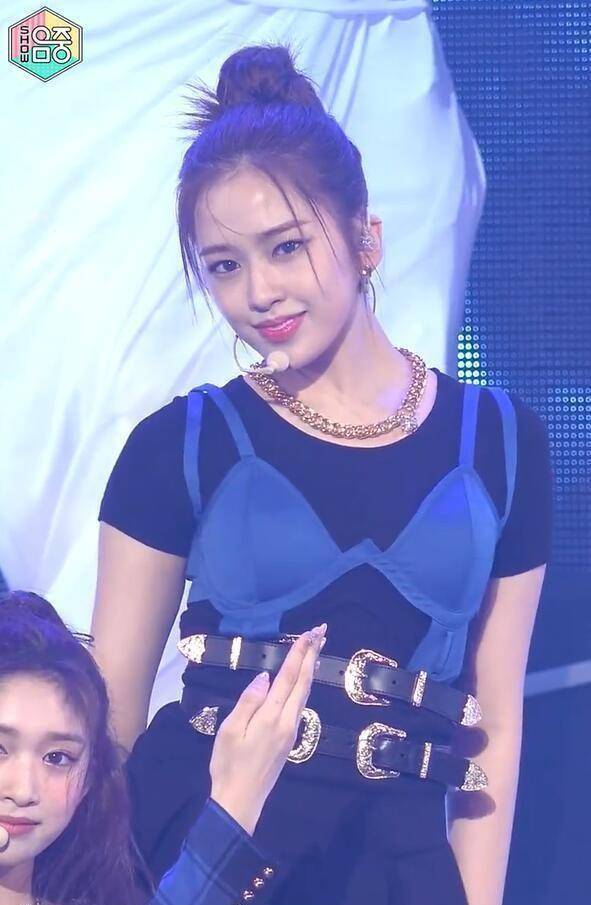 韩国女团mv超火 a69c46930d4a4450a304cb6641ea9d64.jpeg