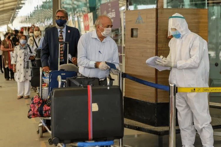 美单日确诊141万中美首次断航新规提前7天核酸自我监测