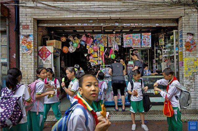 大白兔|7种80后的“儿时零食”，现在依然走红，解馋还便宜，你吃过几种？