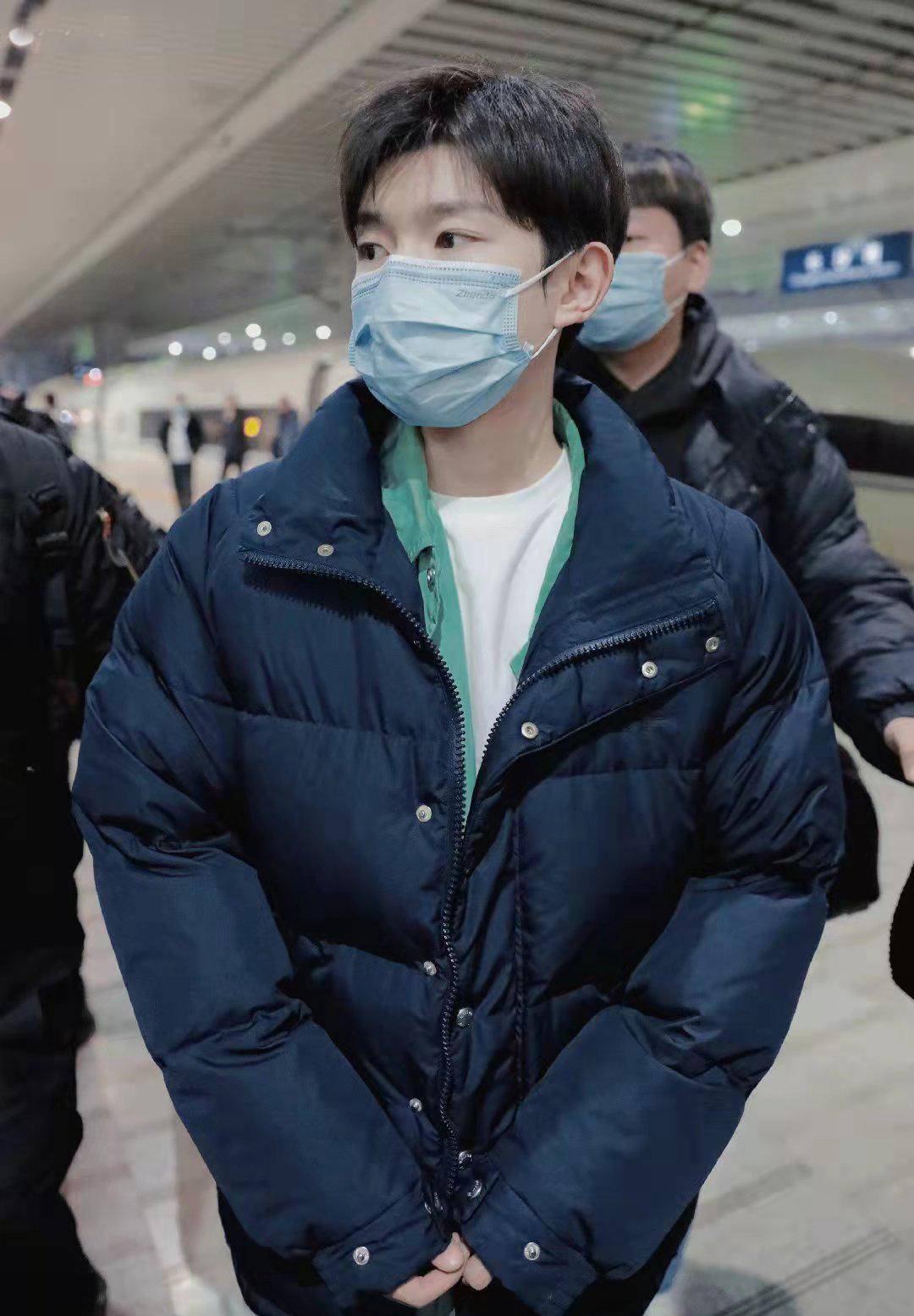 的作用 学习王源蓝色羽绒服配同色系牛仔裤穿搭,做冬季温暖时尚的小哥哥