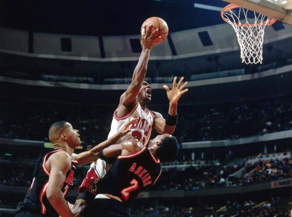 乔丹生涯第二次夺冠击败尤因打爆滑翔机