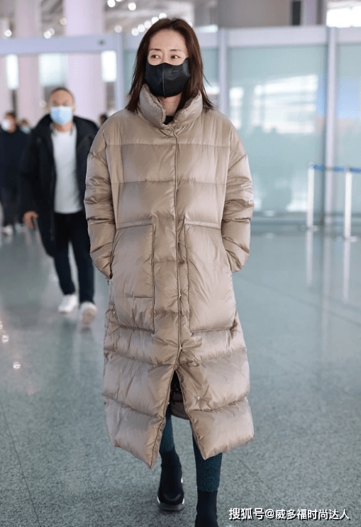 刘敏涛 刘敏涛“包裹式”穿搭真温暖，素色棉服简约个性，冬天就要这样穿