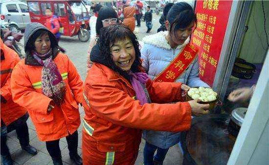 家丁|得寸进尺！河南一早餐店免费送早餐，环卫工却未经允许自己盛饭