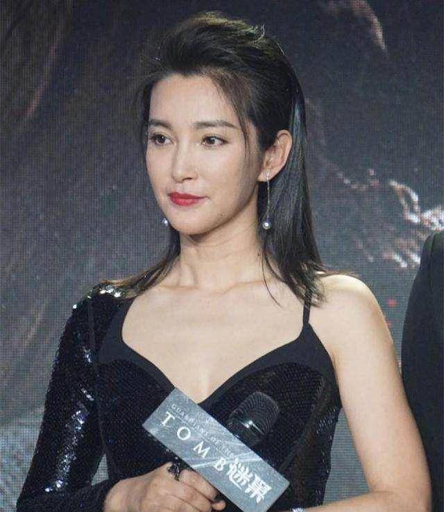下巴46岁李冰冰近照让人大跌眼镜！网友：这些未ps过的照片说明了什么