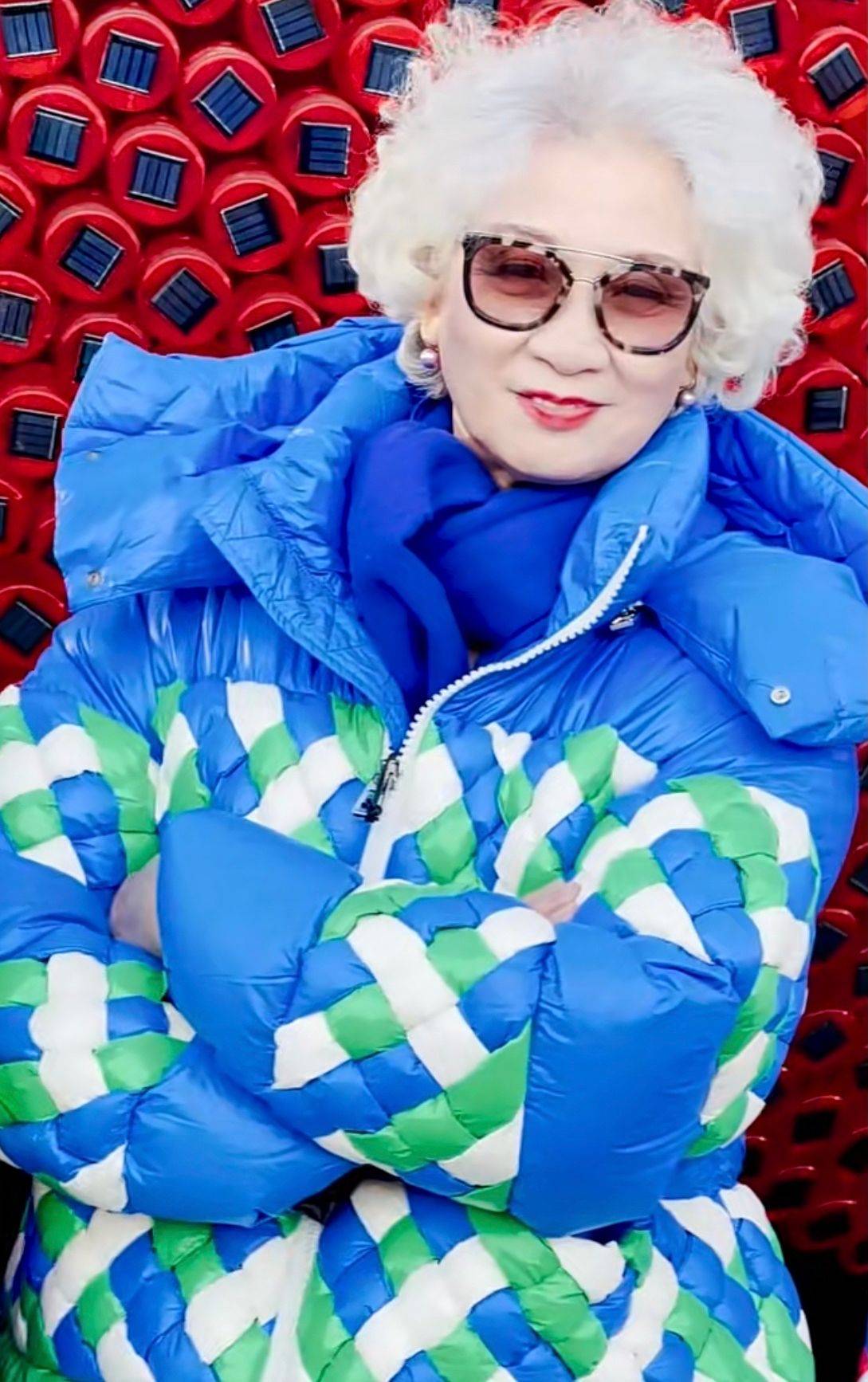 原创75岁北京奶奶真潮那么花的羽绒服也敢穿配一头白发看着太拉风