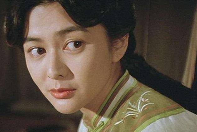 进入娱乐圈后,关之琳立刻受到了许多关注,一出道就合作张国荣,周润发