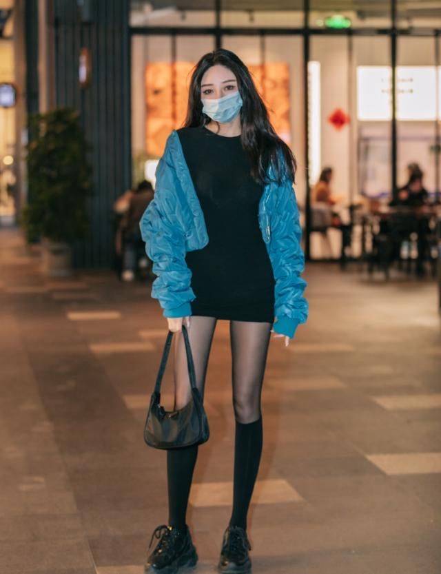 夏天 杭州姑娘为了美真拼！热衷“上身冬天+下身夏天”穿法，看着好冷