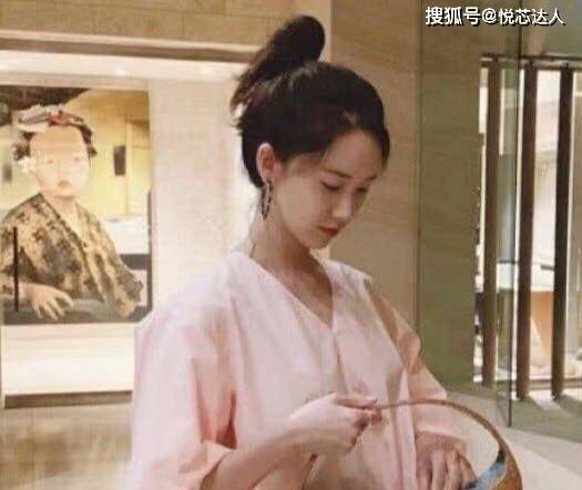 感觉 允儿的度假纯色系穿搭，如同少女时代一样，青春少女感满满