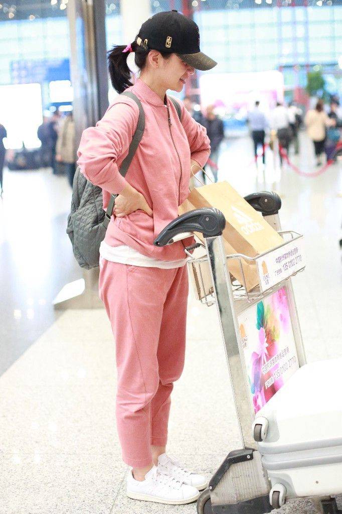 胡可敢素颜走机场,皮肤枯黄没了胶原蛋白,还没普通的路人漂亮!