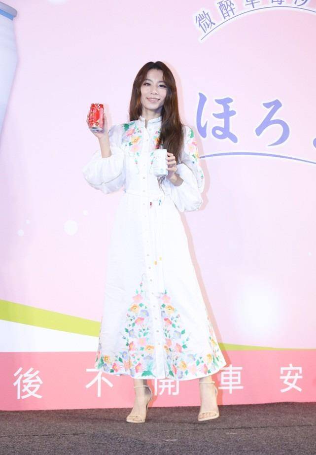 魅力 SHE的田馥甄还是个小姑娘，穿着打扮很淑女，穿紫色鎏金裙太养眼了