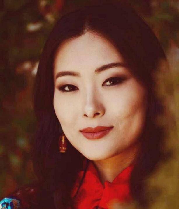 不丹王后一笑倾城，5个小姑子天生丹凤眼，最漂亮的一个成了弟媳