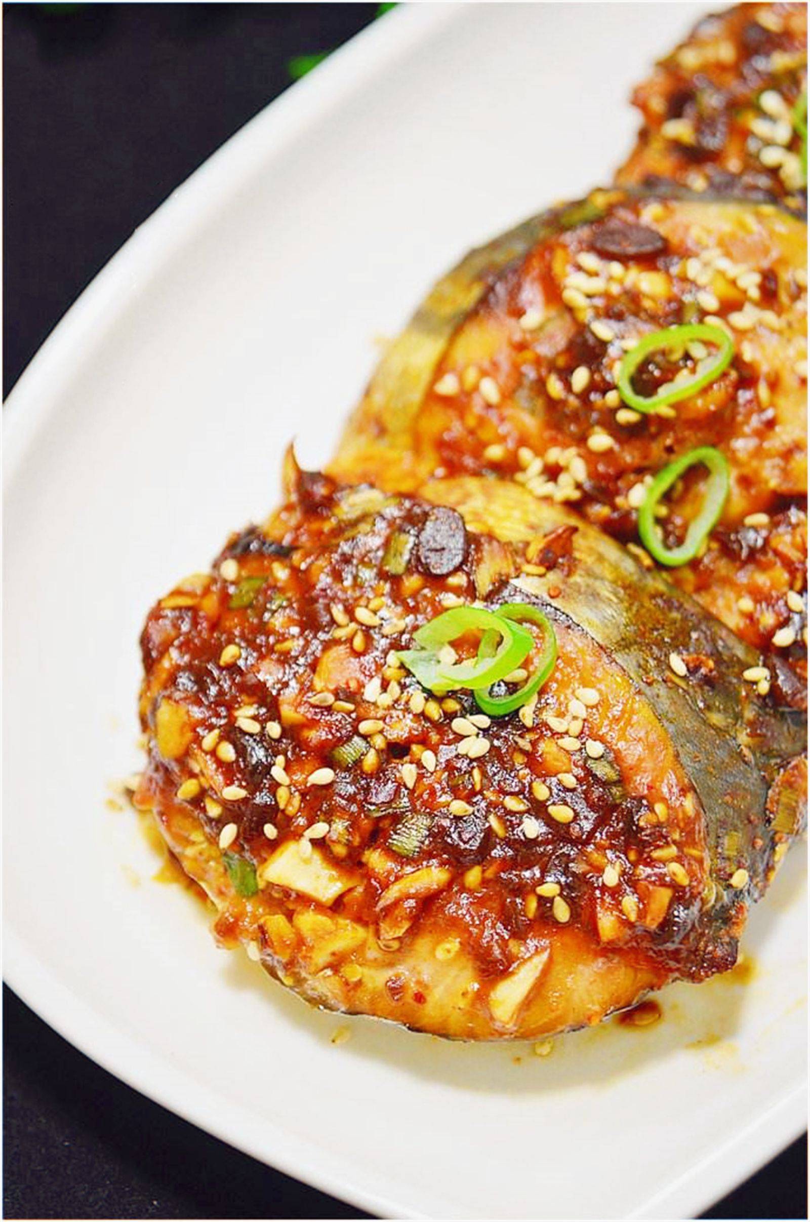 烤鲅鱼是这边的特色,鲅鱼被烤的焦黄,撒上烧烤料子,更加入味,外焦里嫩