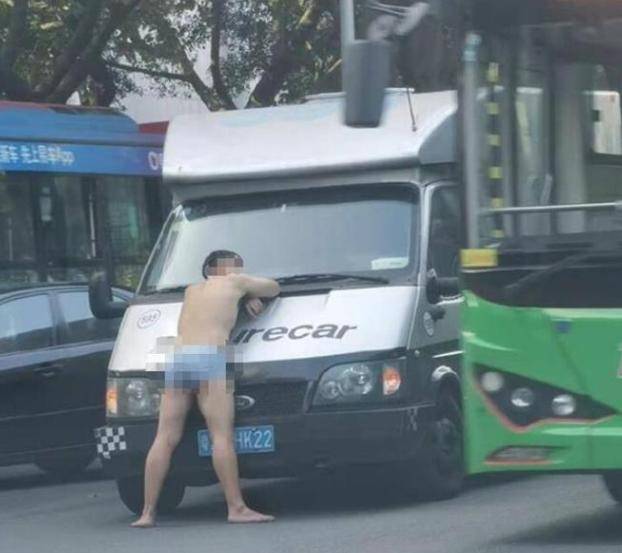 广州一男子醉酒拦停运钞车，网友：车上肯定有他想要的东西！