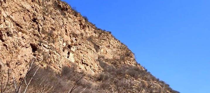 山西灵丘深山中的唐代道观，建造于悬崖峭壁之上，可惜废弃