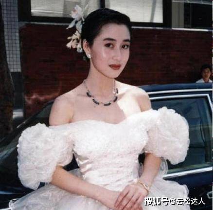 风头 李连杰女儿为妹妹庆生，穿吊带红裙太惹眼抢风头？可惜颜值不争气