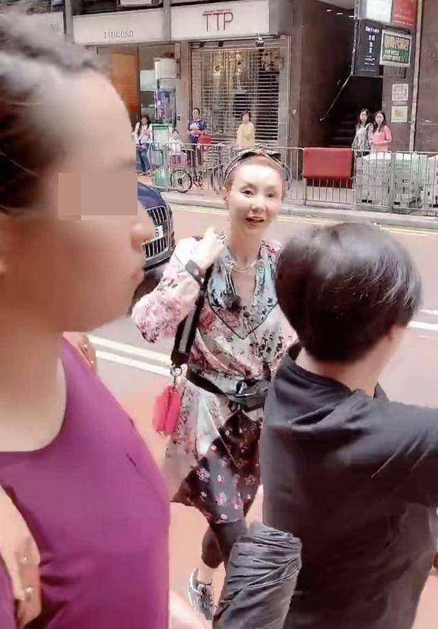 状况张曼玉哪有弯腰驼背？老了也还是气质美女，就是有点瘦