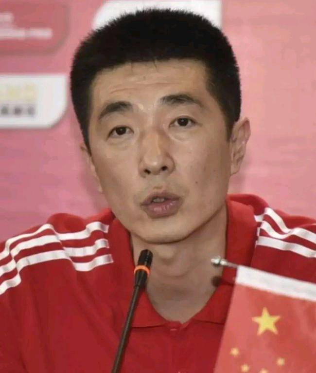 中国女排|他是郎平的左膀右臂，为什么安家杰退出了中国女排主教练的竞争？