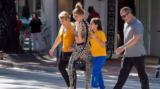 Emme 50岁詹妮弗洛佩兹这是什么魔鬼身材?和11岁女儿素颜出街秀马甲线