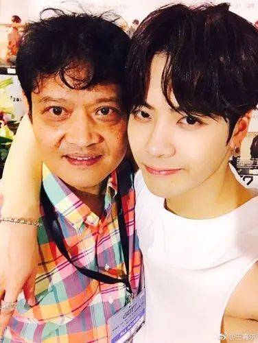 王嘉尔发行同名单曲讲述留学生活,这次我真的破防了._击剑_中国_父母