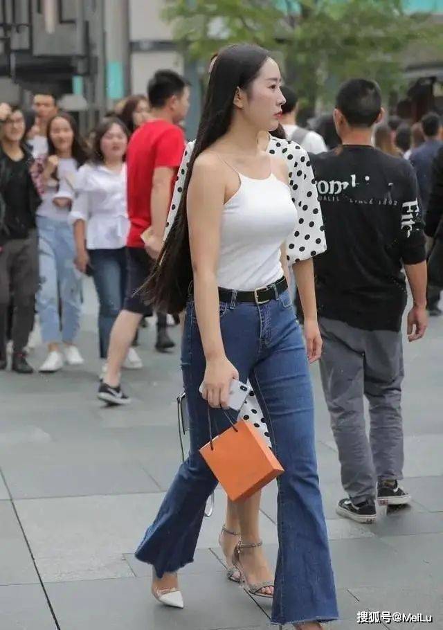 高跟鞋 浅灰牛仔打底裤搭白色高跟鞋，增加个人魅力，优雅和轻熟兼备