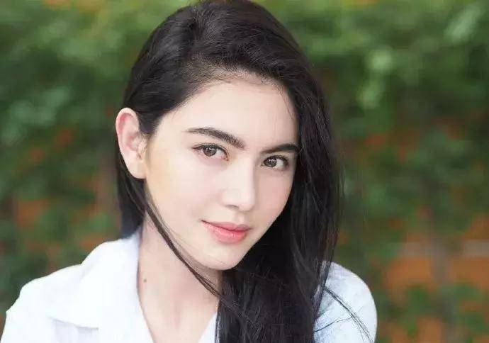 气场碾压迪丽热巴21岁被封10亿女王她才是泰国第一神颜