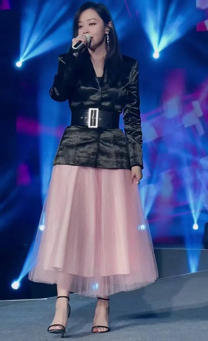 女士 张靓颖这造型真奇特，黑色西装配粉色裙子，虽有个性却暴露身型