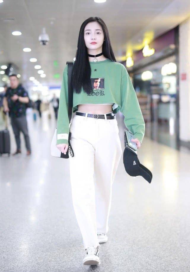 右腿 周洁琼不当明星当网红，两条裤子叠着穿，左腿正经右腿清纯！