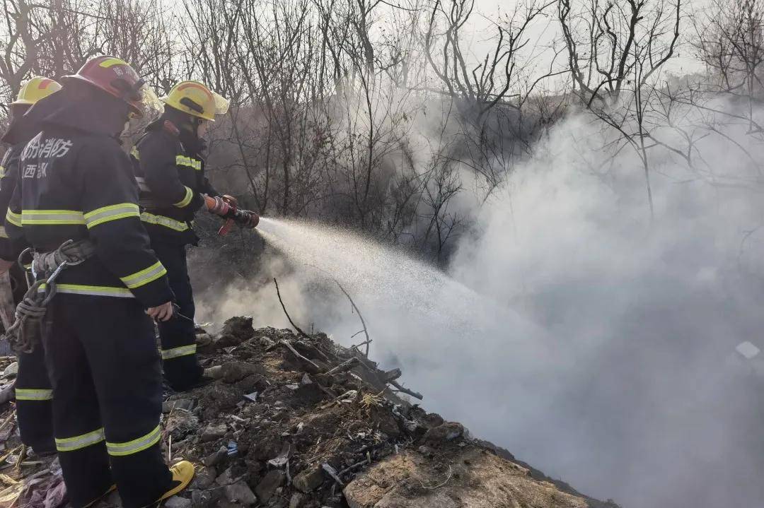 侯马市浍滨消防救援站接到报警1月17日9时38分村边沟槽内垃圾场着火