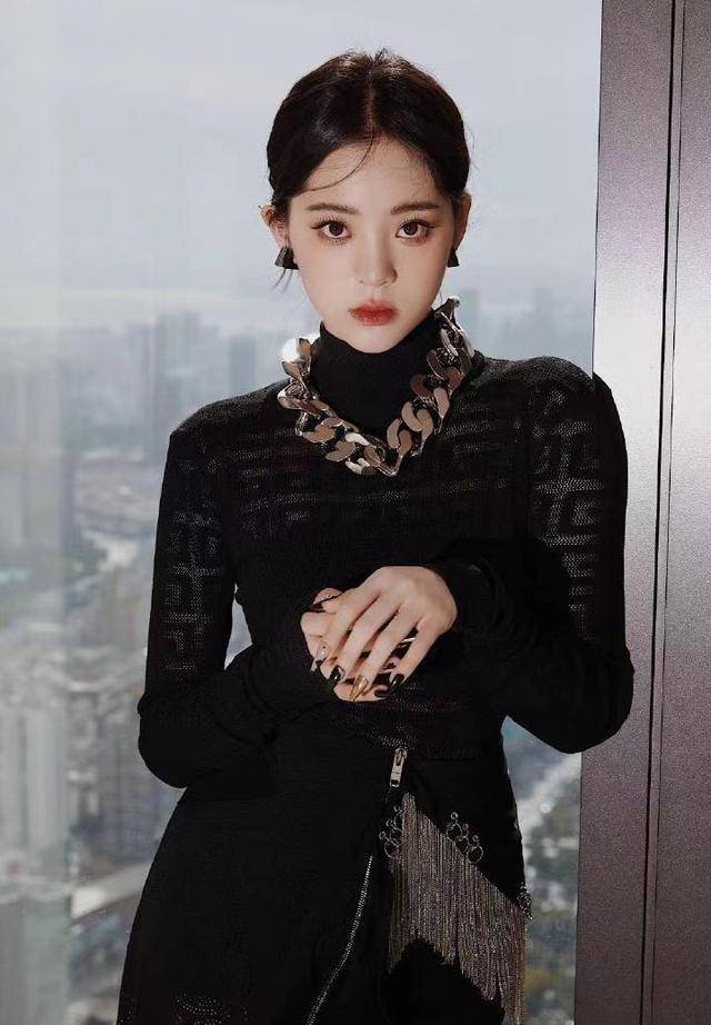 周冬雨继千金妆、奶醉妆后，又一妆容走红？求求女明星们别再无脑跟风
