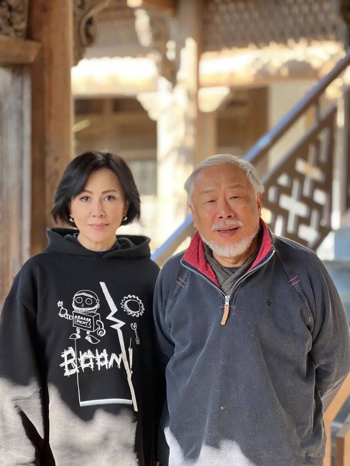 显得贵妇们合影洪荒站中间不被裁，刘嘉玲站边上，但她最漂亮有气质！