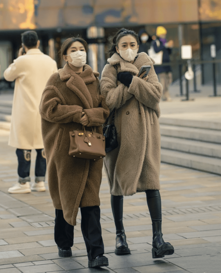 北方女孩的冬日穿搭就看北京街拍服装保暖厚实穿搭不臃肿