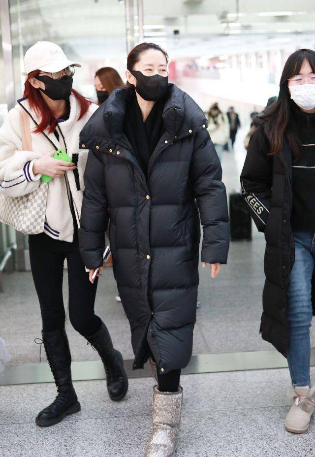 刘敏涛 刘敏涛气质真好，穿羽绒服配雪地靴走机场，臃肿却很耐看