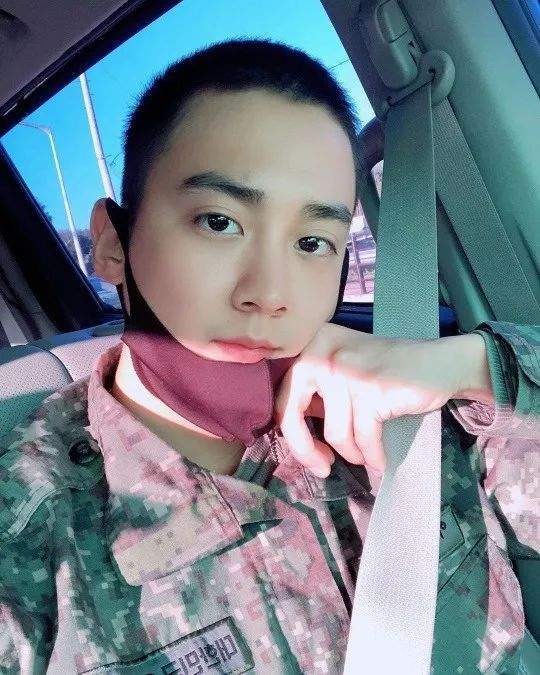 男爱豆入伍后,在一定时期内职业生涯中处于空白期,这对明星和粉丝来说