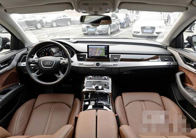 奥迪美女销售炫富摔,甩出物品让人恼火,用力过猛了_营销_钥匙_广告