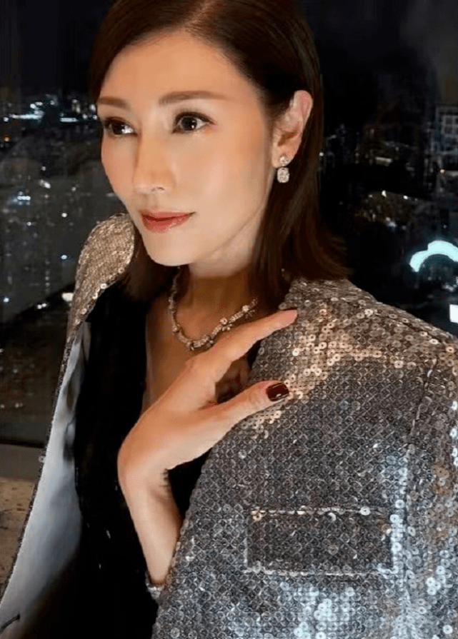 亮点 51岁李嘉欣真是狠人！高调出院后立马参加聚会，穿格纹装大出风头