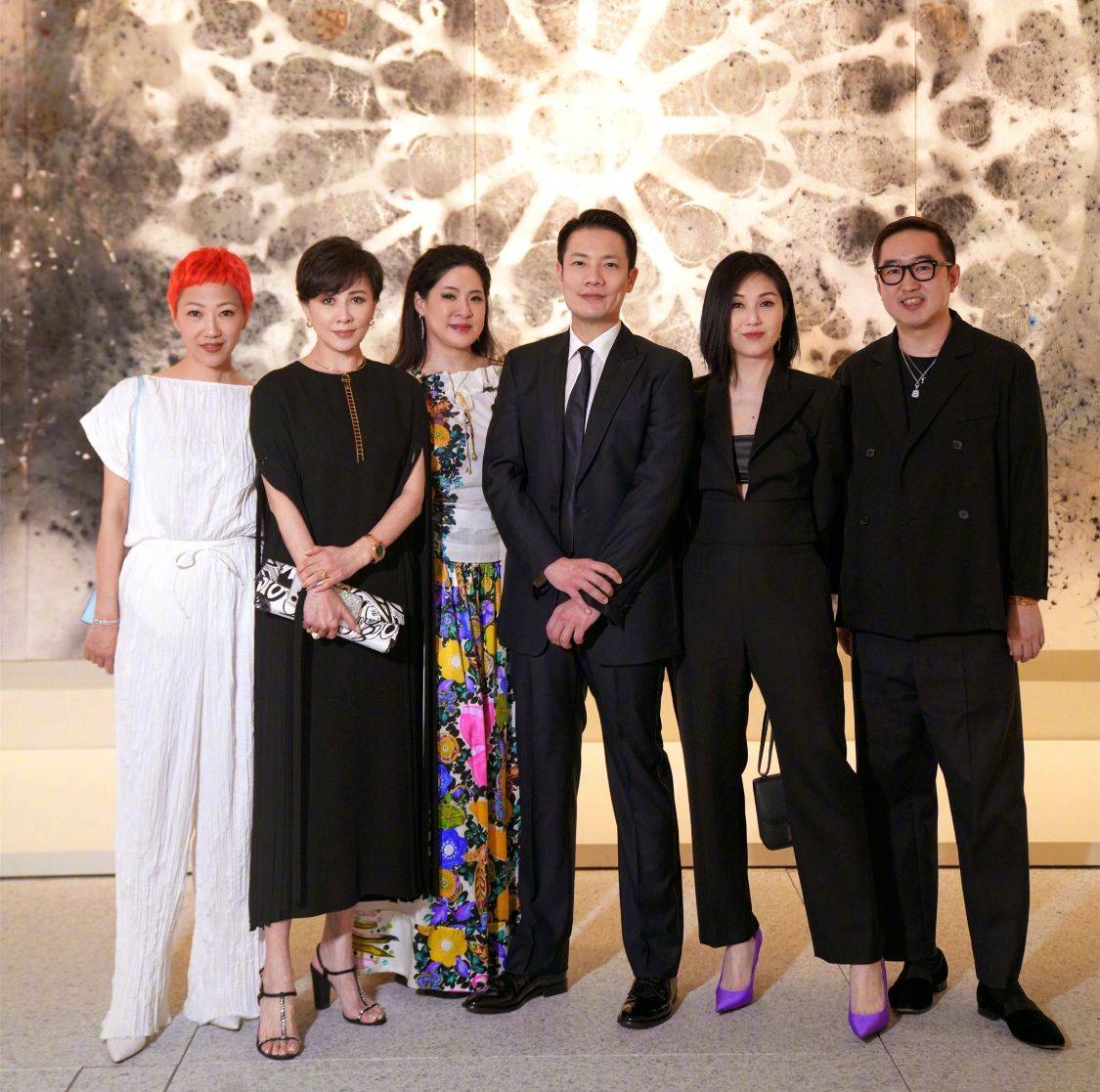 显得贵妇们合影洪荒站中间不被裁，刘嘉玲站边上，但她最漂亮有气质！