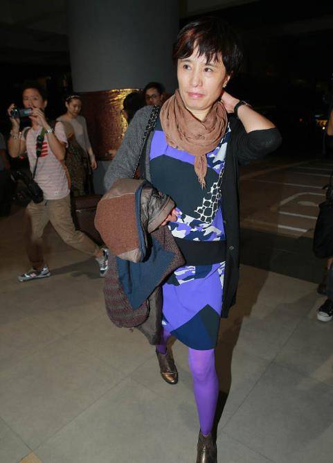 杨幂 杨幂妈妈气质挺普通的,穿印花裙活泼大方,和明星同框也不怵