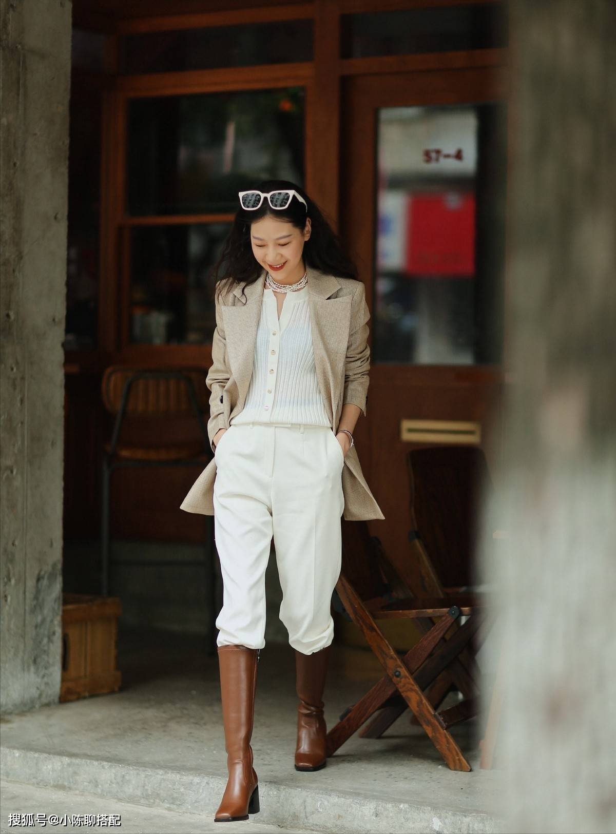 饱和度 越简单越高级！一条“小白裤”就能让穿搭变得时髦起来