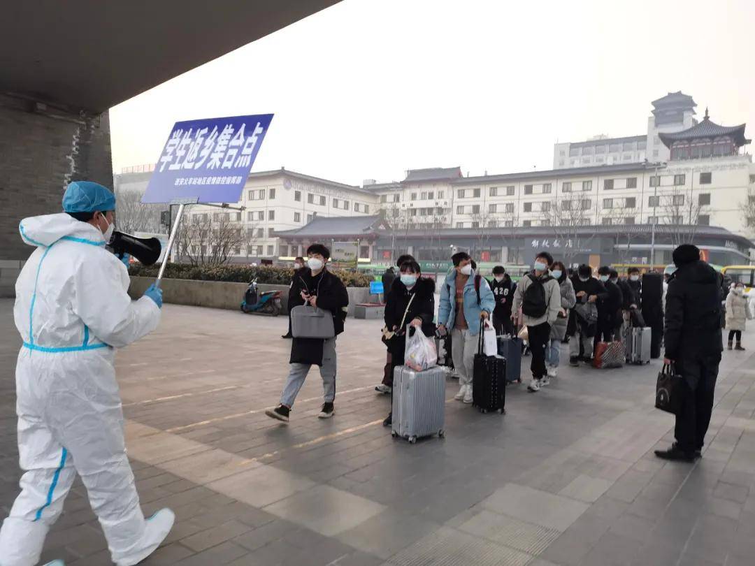 防控|寒假开启！西安建筑科技大学华清学院专车护送学生踏上回家之路