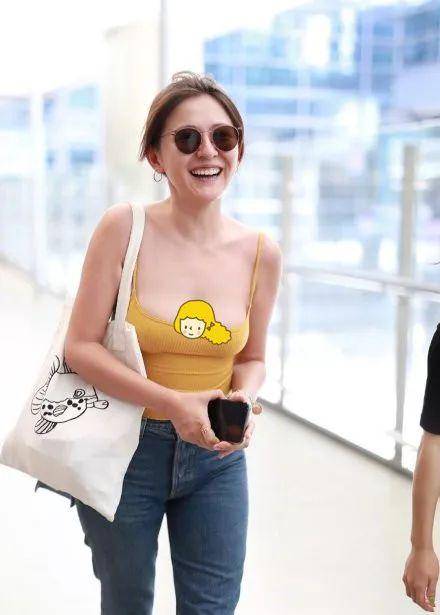 身材 33岁热依扎靠身材火了，穿报纸裙走机场，比例不优越却超自信