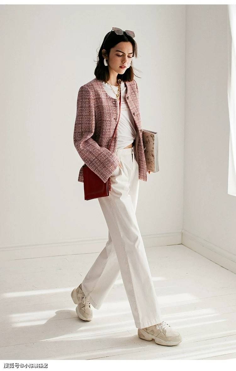 饱和度 越简单越高级！一条“小白裤”就能让穿搭变得时髦起来
